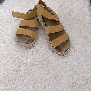 Cute yellow summer sandals! 💛